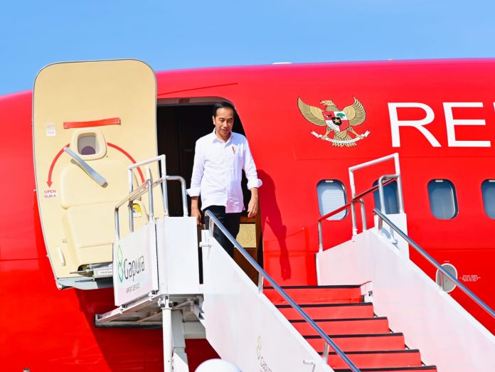 FOTO: Presiden Joko Widodo saat tiba di Bandar Udara Internasional Supadio. Selasa, (29/11)