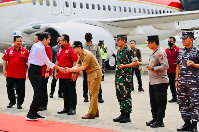 FOTO: Presiden Jokowi tiba di Bandara Juanda, Sidoarjo, Jatim, Selasa (29/11/2022). (Foto: BPMI Setpres/Laily Rachev)