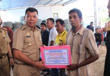 Kembali Bupati Bulukumba, Serahkan Rumpon, Andi Utta: Rawat dengan Baik FOTO: Bupati Bulukumba Muchtar Ali Yusuf saat menyerah rumpon secara gratis kepada kelompok nelayan, di Kelurahan Ela-Ela, Senin, 28 November 2022.