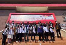 Sambangi Gedung DPRD Sulsel, Dokter, Perawat, Bidan, Apoteker, se Sulselbar Tolak RUU Kesehatan Omnibus Law FOTO: Pusat Organisasi Profesi Kesehatan mendatangi Gedung DPRD Sulsel, Selasa (29/11/2022) menyampaikan aspirasi damai penolakan RUU Omnibus Law. Selasa (29/11)