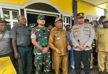 Senyum Ceria Sambut Tahap Awal Pemulangan Masyarakat Kiwirok FOTO::Danrem 172/PWY Brigjen TNI J.O Sembiring saat menerima tahap pertama pemulangan terdapat 20 orang yang akan menempuh perjalanan darat dari Oksibil menuju Kiwirok dan akan dikawal aparat gabungan TNI-Polri
