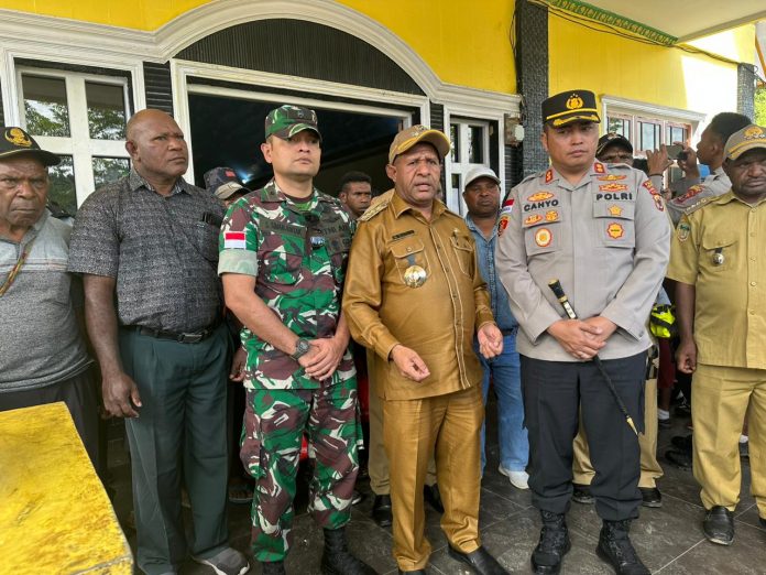 FOTO::Danrem 172/PWY Brigjen TNI J.O Sembiring saat menerima tahap pertama pemulangan terdapat 20 orang yang akan menempuh perjalanan darat dari Oksibil menuju Kiwirok dan akan dikawal aparat gabungan TNI-Polri