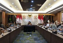 Pemerintah Turunkan Bunga KUR Super Mikro Jadi 3 Persen FOTO: Menko Perekonomian Airlangga Hartarto saat memimpin Rapat Koordinasi Komite Kebijakan Pembiayaan Bagi UMKM terkait Evaluasi Program KUR Tahun Anggaran 2022 dan Usulan Perubahan Kebijakan KUR 2023, Senin (28/11/2022), di Jakarta. (Foto: Humas Kemenko Perekonomian)