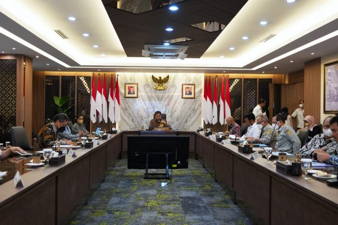 FOTO: Menko Perekonomian Airlangga Hartarto saat memimpin Rapat Koordinasi Komite Kebijakan Pembiayaan Bagi UMKM terkait Evaluasi Program KUR Tahun Anggaran 2022 dan Usulan Perubahan Kebijakan KUR 2023, Senin (28/11/2022), di Jakarta. (Foto: Humas Kemenko Perekonomian)