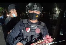 Kapolda Sulsel Perintahkan Ke Anak Buahnya, Tembak Pelaku Pembusuran Di Tempat FOTO: Personil kepolisian dari Polda Sulsel saat mengamankan anak panah dan busur/Net