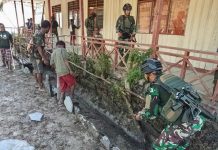 Ciptakan Kenyamanan Dalam Belajar dan Mengajar, Prajurit Kostrad Ajak Siswa SD Bersihkan Sekolahan FOTO: Satgas Yonif Raider 321/GT/13/1 Kostrad di SDN Dal, Distrik Mbua, Kabupaten Nduga Papua.