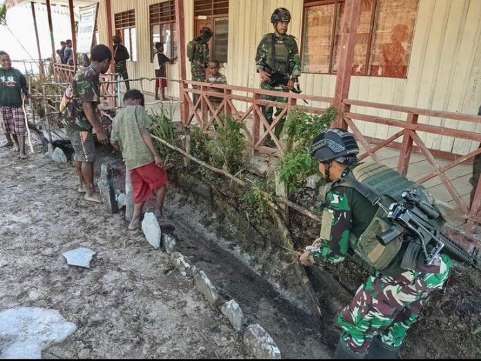 FOTO: Satgas Yonif Raider 321/GT/13/1 Kostrad di SDN Dal, Distrik Mbua, Kabupaten Nduga Papua.