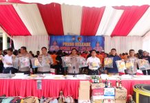 Kapolda Sulsel Pimpin Press Release hasil Operasi PEKAT LIPU 2022 FOTO: Kapolda Sulsel Irjen Pol Drs. Nana Sudjana AS, M.M didampingi Wakapolda Sulsel Brigjen Pol. CH Patoppoi, S.St.M.K., S.H., Kabid Humas Polda Sulsel Komang Suartana, S.H., S.I.K., M.H. dan Pejabat Utama Polda Sulsel Gelar Press Release hasil Operasi PEKAT LIPU 2022 di Mapolda Sulsel, Rabu (30/11/22).