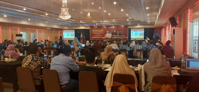 FOTO: Rektor Universitas Sembilanbelas November (USN) Kolaka, Nur Ihsan saat menghadiri kegiatan Workshop Penulisan Buku, di Hotel Sutan Raja Kolaka, Rabu 30 November 2022.