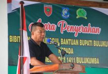 Andi Utta Bagikan 700 Pohon Bibit Unggul ke Personil Kodim 1411 Bulukumba FOTO: Bupati Bulukumba Andi Muchtar Ali Yusuf membagikan 700 pohon bibit unggul kepada personil Kodim 1411 Bulukumba, Rabu, 30 November 2022.
