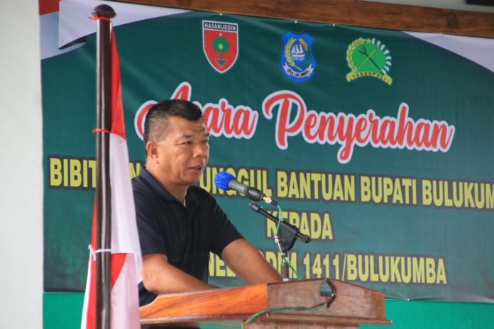 FOTO: Bupati Bulukumba Andi Muchtar Ali Yusuf membagikan 700 pohon bibit unggul kepada personil Kodim 1411 Bulukumba, Rabu, 30 November 2022.