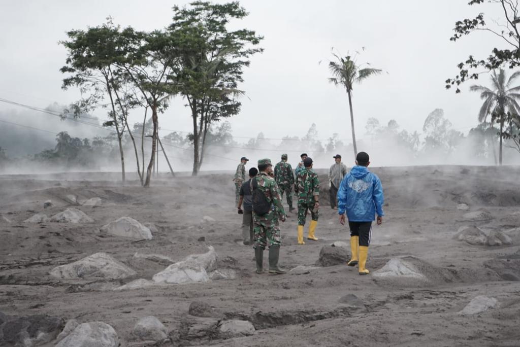 FOTO: Bupati Lumajang, Thoriqul Haq saat berada di salah satu desa terdampak abu Vulkanik. Ahad (4/12)