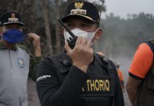 Bupati Lumajang Ke Lokasi Terdampak Abu Vulkanik Gunung Semeru FOTO: Bupati Lumajang, Thoriqul Haq saat berada di salah satu desa terdampak abu Vulkanik. Ahad (4/12)