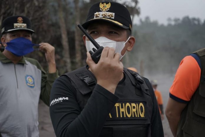 FOTO: Bupati Lumajang, Thoriqul Haq saat berada di salah satu desa terdampak abu Vulkanik. Ahad (4/12)