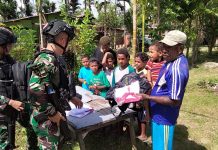 Satgas Pamtas Yonif 132/BS Gelar Bakti Sosial Bantu Korban Banjir Distrik Mannem FOTO: Satgas Pamtas Yonif 132/BS menggelar kegiatan bakti sosial dalam rangka membantu korban banjir di Distrik Mannem, Kab.Keerom, Papua. Pada hari rabu (30/11).
