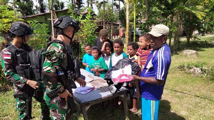 FOTO: Satgas Pamtas Yonif 132/BS menggelar kegiatan bakti sosial dalam rangka membantu korban banjir di Distrik Mannem, Kab.Keerom, Papua. Pada hari rabu (30/11).