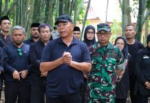 Lestarikan Kawasan Adat, 3.300 Pohon Bibit Unggul Ditanam di Kawasan Adat Ammatoa Kajang FOTO: Bupati Bulukumba Andi Muchtar Ali Yusuf saat memimpin penanaman bibit unggul di Desa Tana Towa, Kecamatan Kajang, Bulukumba, Rabu, 30 November 2022.