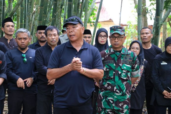 FOTO: Bupati Bulukumba Andi Muchtar Ali Yusuf saat memimpin penanaman bibit unggul di Desa Tana Towa, Kecamatan Kajang, Bulukumba, Rabu, 30 November 2022.