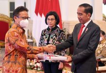 Pemerintah Prioritaskan Peningkatan Kualitas Layanan Kesehatan di Tahun 2023 FOTO: Presiden Jokowi didampingi Menkeu Sri Mulyani menyerahkan DIPA Kemenkes Tahun Anggaran 2023 kepada Menkes Budi Gunadi Sadikin, Kamis (01/12/2022), di Istana Negara, Jakarta. (Foto: Humas Setkab/Rahmat)
