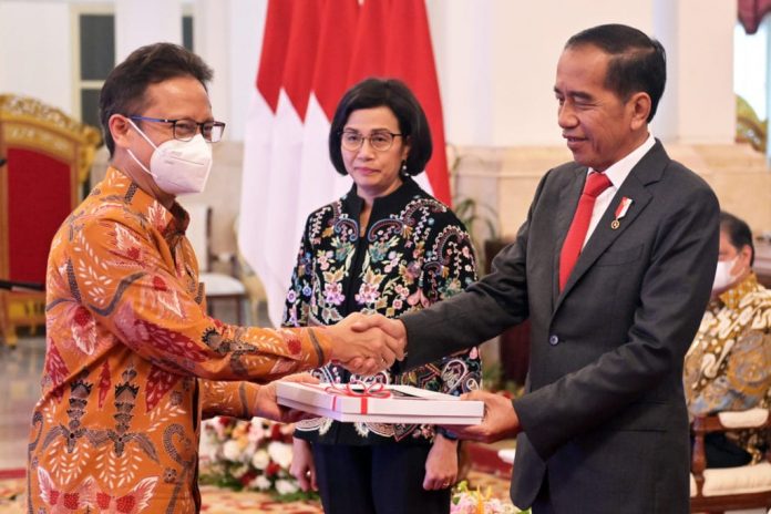 FOTO: Presiden Jokowi didampingi Menkeu Sri Mulyani menyerahkan DIPA Kemenkes Tahun Anggaran 2023 kepada Menkes Budi Gunadi Sadikin, Kamis (01/12/2022), di Istana Negara, Jakarta. (Foto: Humas Setkab/Rahmat)