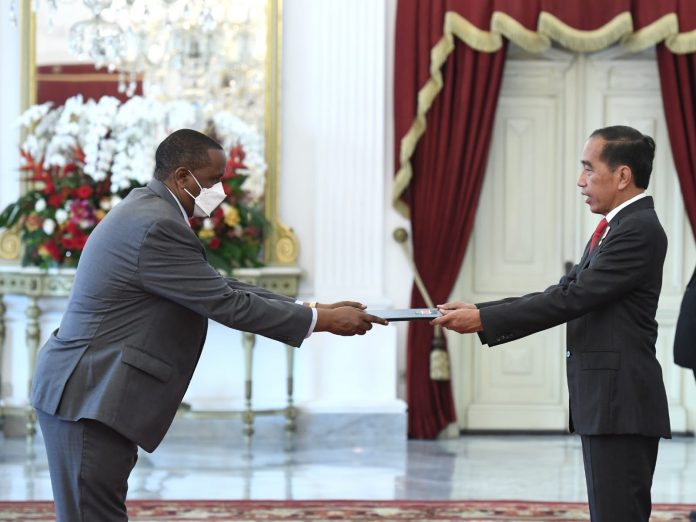 FOTO: Presiden Jokowi saat menerima surat kepercayaan dari dubes LBBP negara sahabat, di Istana Merdeka, Jakarta, Kamis (01/12/2022). (Foto: BPMI Setpres)