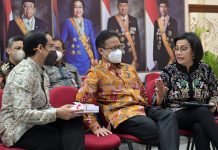 Pemerintah Jaga Defisit APBN 2023 di Bawah 3 Persen FOTO: Menkeu Sri Mulyani, Menkes Budi Gunadi Sadikin, dan Mendikbudristek Nadiem Makarim sebelum memberikan keterangan pers, di Kantor Presiden, Jakarta, Kamis (01/12/2022). (Foto: Humas Setkab/Rahmat)