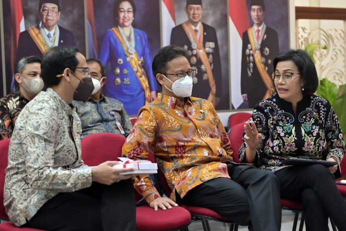 FOTO: Menkeu Sri Mulyani, Menkes Budi Gunadi Sadikin, dan Mendikbudristek Nadiem Makarim sebelum memberikan keterangan pers, di Kantor Presiden, Jakarta, Kamis (01/12/2022). (Foto: Humas Setkab/Rahmat)