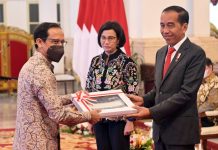 Nadiem Beberkan Alokasi APBN 2023 di Kemendikbudristek FOTO: Presiden Jokowi didampingi Menkeu Sri Mulyani menyerahkan DIPA Kemendikbudristek Tahun Anggaran 2023 kepada Mendikbudristek Nadiem Makarim, Kamis (01/12/2022), di Istana Negara, Jakarta. (Foto: Humas Setkab/Rahmat)