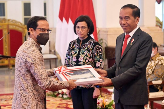 FOTO: Presiden Jokowi didampingi Menkeu Sri Mulyani menyerahkan DIPA Kemendikbudristek Tahun Anggaran 2023 kepada Mendikbudristek Nadiem Makarim, Kamis (01/12/2022), di Istana Negara, Jakarta. (Foto: Humas Setkab/Rahmat)