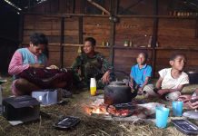Wujud Rasa Kepedulian, Prajurit Kostrad Datangi dan Bantu Mama Lahiran FOTO: Wujud kepedulian terhadap warga binaannya, Personel Pos Napua Yonif Raider 321/GT/13/1 Kostrad menjenguk salah satu warga yang sedang menyambut kelahiran sang buah hati di Kampung Napua, Distrik Napua, Kabupaten Jayawijaya, Papua.