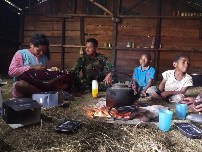 FOTO: Wujud kepedulian terhadap warga binaannya, Personel Pos Napua Yonif Raider 321/GT/13/1 Kostrad menjenguk salah satu warga yang sedang menyambut kelahiran sang buah hati di Kampung Napua, Distrik Napua, Kabupaten Jayawijaya, Papua. 