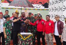 Bersama Kodim 1701/Jayapura, PPNP-RI Resmi Deklarasi Di Tugu Pepera Jayapura FOTO: Komandan Kodim 1701/Jayapura Kolonel Inf Richard Arnold Y. Sangari bersama Paguyuban Pemuda Nusantara Papua Republik Indonesia (PPNP-RI) saat deklarasi bertempat di Tugu Pepera Kota Jayapura, Provinsi Papua, Kamis (1/12)