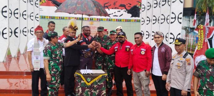 FOTO: Komandan Kodim 1701/Jayapura Kolonel Inf Richard Arnold Y. Sangari bersama Paguyuban Pemuda Nusantara Papua Republik Indonesia (PPNP-RI) saat deklarasi bertempat di Tugu Pepera Kota Jayapura, Provinsi Papua, Kamis (1/12)