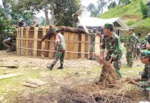 Sayangi Rakyat, Posramil Kanggime Membantu Warga Membangun Honai Adat FOTO: 10 personil Posramil Kanggime diturunkan dalam rangka membantu masyarakat membangun Honai di Desa Ligimbak Distrik Kanggime Kabupaten Tolikara. Selasa (29/11/2022).