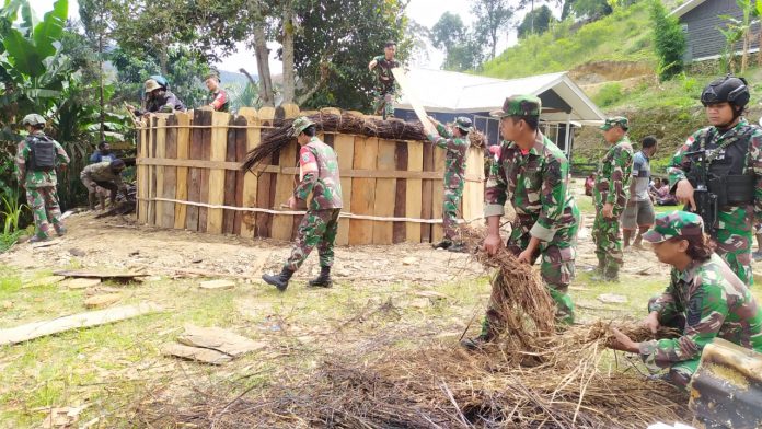 FOTO: 10 personil Posramil Kanggime diturunkan dalam rangka membantu masyarakat membangun Honai di Desa Ligimbak Distrik Kanggime Kabupaten Tolikara. Selasa (29/11/2022).