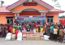 HUT Ke-18, Yonif 756/WMS Gandeng Grand Baliem Hotel Gelar Bakti Sosial FOTO: Batalyon Infanteri 756/Wimane Sili menggandeng Grand Baliem Hotel (GBH) menggelar Bakti Sosial pembagian sembako kepada masyarakat di Distrik Wamena dan Distrik Hubikosi, Kabupaten Jayawijaya, Provinsi Papua Pegunungan, Rabu (30/11).