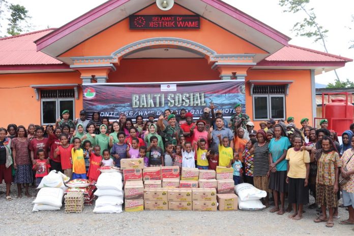 FOTO: Batalyon Infanteri 756/Wimane Sili menggandeng Grand Baliem Hotel (GBH) menggelar Bakti Sosial pembagian sembako kepada masyarakat di Distrik Wamena dan Distrik Hubikosi, Kabupaten Jayawijaya, Provinsi Papua Pegunungan, Rabu (30/11).