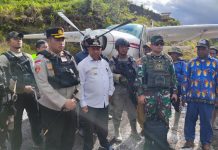 Kerinduan Masyarakat Distrik Kiwirok Kembali Ke Kampungnya Kini Terwujud FOTO: Danrem 172/PWY Brigjen TNI J.O saat menerima 18 orang masyarakat Distrik Kiwirok yang telah kembali ke kampungnya dengan berjalan kaki dari Distrik Oksibil kini tiba di Distrik Kiwirok, Kab. Pegunungan Bintang, pada Rabu (30/11).