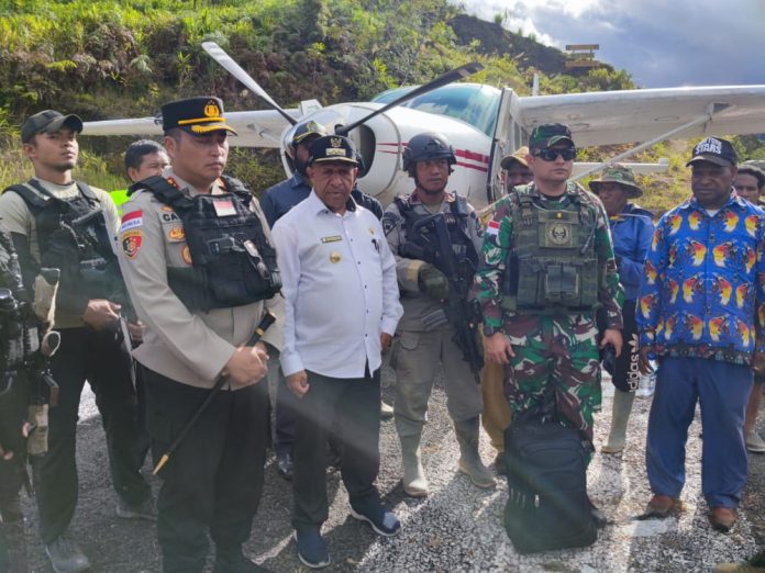 FOTO: Danrem 172/PWY Brigjen TNI J.O saat menerima 18 orang masyarakat Distrik Kiwirok yang telah kembali ke kampungnya dengan berjalan kaki dari Distrik Oksibil kini tiba di Distrik Kiwirok, Kab. Pegunungan Bintang, pada Rabu (30/11).