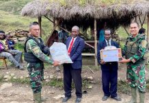 Sambut 1 Desember 2022, Satgas Kostrad Bagikan Sembako Untuk Rayakan Gerbang Natal FOTO: Satgas Yonif Raider 321/GT/13/1 Kostrad Pos Kotis Mbua membagikan sembako kepada tiap-tiap gereja bertempat di Distrik Mbua, Kabupaten Nduga, Papua.