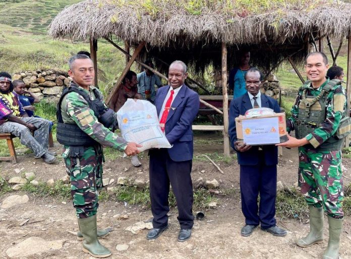 FOTO: Satgas Yonif Raider 321/GT/13/1 Kostrad Pos Kotis Mbua membagikan sembako kepada tiap-tiap gereja bertempat di Distrik Mbua, Kabupaten Nduga, Papua.