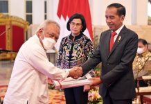 Presiden Jokowi Serahkan DIPA dan TKDD Tahun 2023 FOTO: Presiden Jokowi didampingi Menkeu Sri Mulyani menyerahkan DIPA Kementerian PUPR Tahun Anggaran 2023 kepada Menteri PUPR Basuki Hadimuljono, Kamis (01/12/2022), di Istana Negara, Jakarta. (Foto: Humas Setkab/Rahmat)