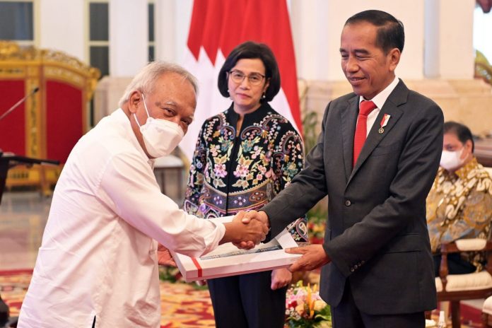 FOTO: Presiden Jokowi didampingi Menkeu Sri Mulyani menyerahkan DIPA Kementerian PUPR Tahun Anggaran 2023 kepada Menteri PUPR Basuki Hadimuljono, Kamis (01/12/2022), di Istana Negara, Jakarta. (Foto: Humas Setkab/Rahmat)