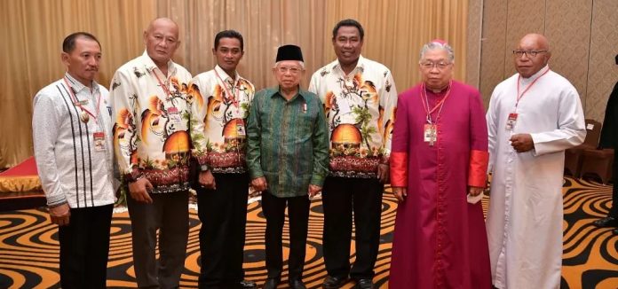 FOTO: Wapres Ma’ruf Amin saat bertemu dengan Pj. Gubernur Papua Selatan Apolo Safanpo beserta anggota Forkopimda Provinsi Papua Selatan, anggota FKUB Merauke, tokoh agama, dan tokoh masyarakat Merauke di Hotel SwissBell, Kabupaten Merauke, Papua Selatan, Rabu (30/11/2022). (Foto: BPMI Setwapres)