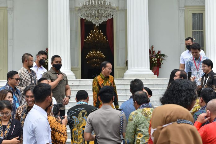 FOTO: Presiden Jokowi bersama peserta Kompas100 CEO Forum Tahun 2022, di di Halaman Istana Merdeka, Jakarta, Jumat (02/12/2022) pagi. (Foto: Humas Setkab/Oji)