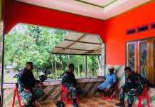 Tingkatkan Kepercayaan Masyarakat Terhadap TNI, Prajurit Bima Sakti Melakukan Anjangsana FOTO: Pos Wembi Satgas Pamtas Yonif 132/BS melaksanakan anjangsana ke salah satu tokoh masyarakat Kp.Wembi, Distrik Mannem, Kab.Keerom, Papua. Pada hari Kamis (01/12).