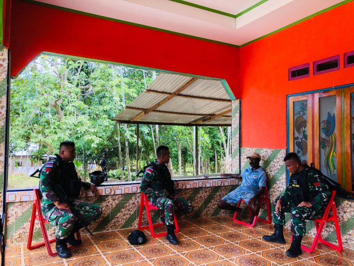 FOTO: Pos Wembi Satgas Pamtas Yonif 132/BS melaksanakan anjangsana ke salah satu tokoh masyarakat Kp.Wembi, Distrik Mannem, Kab.Keerom, Papua. Pada hari Kamis (01/12).