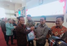 Wabup Edy Manaf Terima DIPA Bulukumba 2023, Meningkat dari Tahun Lalu FOTO: Gubenur Sulawesi Selatan, Andi Sudirman Sulaiman mewakili pemerintah pusat menyerahkan Daftar Isian Pelaksanaan Anggaran (DIPA) tahun 2023 kepada Pemkab Bulukumba yang diterima Wabup Edy Manaf. Kamis 1 Desember 2021.