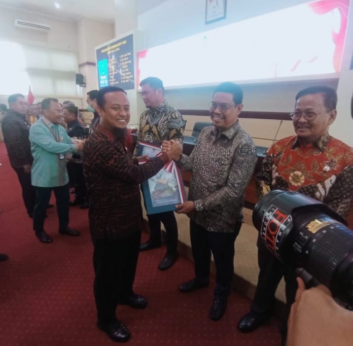 FOTO: Gubenur Sulawesi Selatan, Andi Sudirman Sulaiman mewakili pemerintah pusat menyerahkan Daftar Isian Pelaksanaan Anggaran (DIPA) tahun 2023 kepada Pemkab Bulukumba yang diterima Wabup Edy Manaf. Kamis 1 Desember 2021.