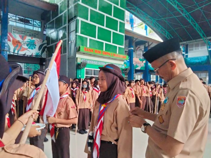 FOTO: Kepala Sekolah UPT SMP Negeri 6 Makassar saat menghadiri Upacara Pembukaan Pekan Ke- 2 Perkemahan Jumat Sabtu (Perjusa)